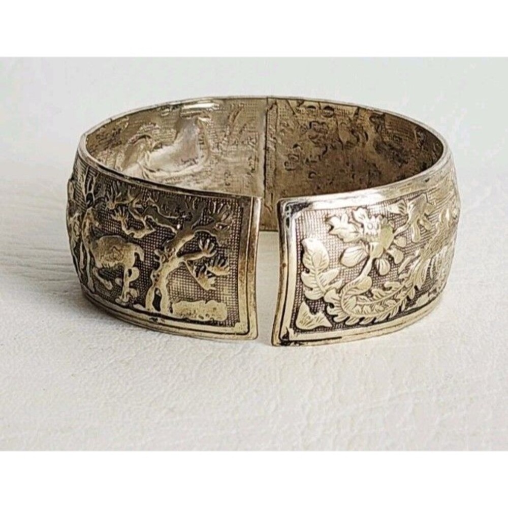 Miao Silver Tone Bangle with repoussé Depicting Birds and Deer In Nature Vintage - Picture 5 of 5